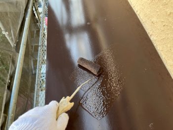 横浜市港南区O様邸霧除け庇塗装上塗り2回目