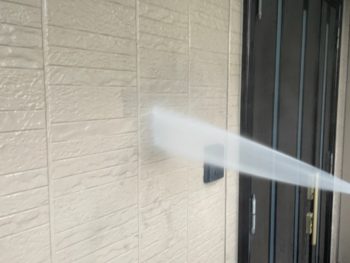 横浜市栄区M様邸パーフェクトトップ外壁塗装前高圧洗浄作業