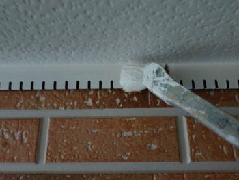 横浜市金沢区N様邸軒天換気口塗装上塗り1回目