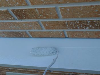 横浜市金沢区N様邸霧除け庇塗装上塗り1回目