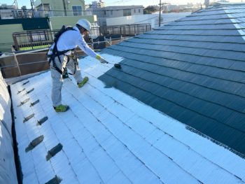 横浜市金沢区Y様邸スーパーシャネツサーモF屋根塗装上塗り1回目