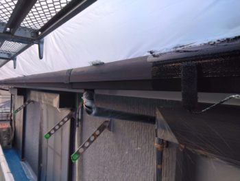 横浜市金沢区Y様邸軒樋塗装上塗り1回目