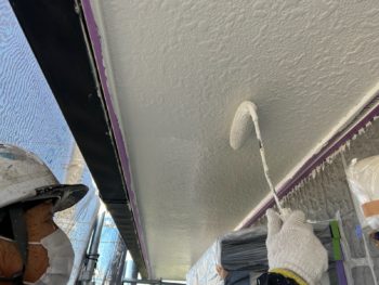 横浜市金沢区Y様邸軒天塗装上塗り1回目