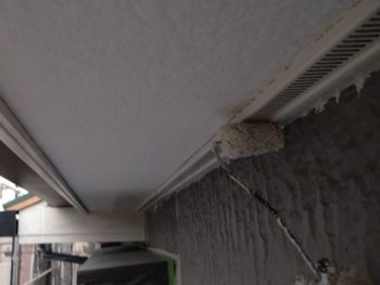 横浜市金沢区Y様邸軒天換気口塗装上塗り1回目