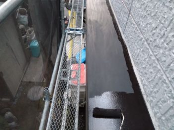 横浜市金沢区Y様邸シャッターボックス塗装上塗り1回目