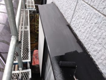横浜市金沢区Y様邸出窓天端塗装上塗り1回目