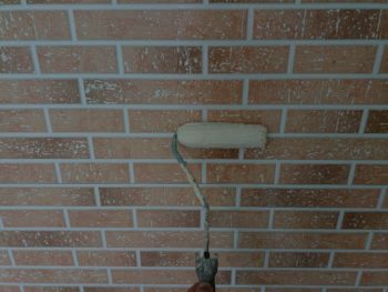 横浜市金沢区N様邸UVプロテクト4Fクリヤー外壁塗装上塗り1回目