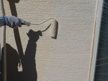 横浜市金沢区N様邸パーフェクトセラミックトップG外壁塗装上塗り1回目