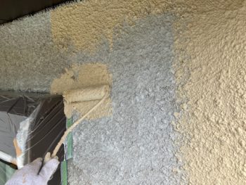 横浜市港南区O様邸インディフレッシュセラ外壁塗装上塗り1回目