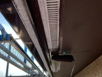 横浜市港南区O様邸軒天換気口塗装上塗り1回目