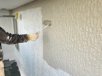 横浜市金沢区Y様邸超低汚染艶消リファイン1000MS-IR外壁塗装上塗り1回目