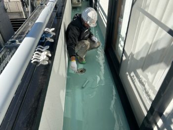 横浜市金沢区Y様邸防水塗装ウレタン主材2層目
