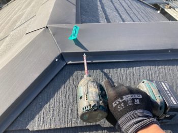 横浜市栄区K様邸棟板金塗装前ビス止め作業