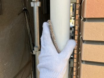 横浜市戸塚区H様邸竪樋塗装前ケレン作業