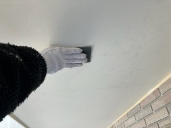 横浜市戸塚区H様邸軒天塗装前ケレン作業