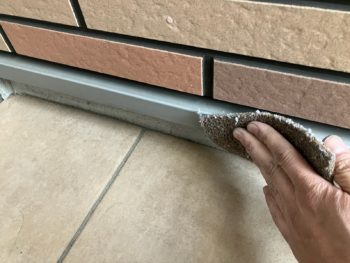 横浜市戸塚区H様邸水切り塗装前ケレン作業