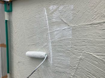 横浜市戸塚区H様邸パーフェクトセラミックトップG外壁塗装下塗り