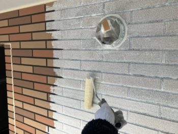 横浜市戸塚区H様邸パーフェクトセラミックトップG外壁塗装下塗り