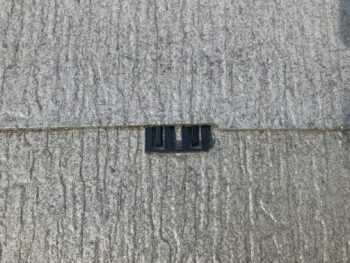 横浜市戸塚区H様邸ファインパーフェクトセラミックベスト屋根塗装前タスペーサー挿入作業