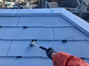 横浜市栄区K様邸スーパーシャネツサーモF屋根塗装前タスペーサー挿入作業