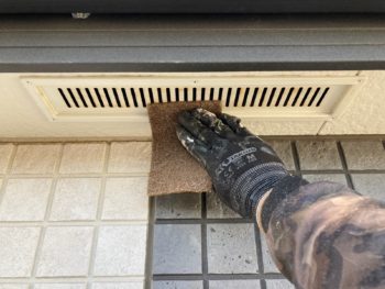 横浜市栄区K様邸軒天換気口塗装前ケレン作業