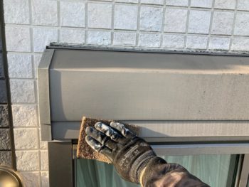 横浜市栄区K様邸シャッターボックス塗装前ケレン作業