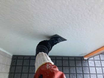 横浜市栄区K様邸軒天塗装前ケレン作業