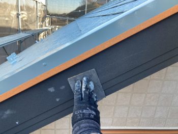 横浜市栄区H様邸破風塗装前ケレン作業