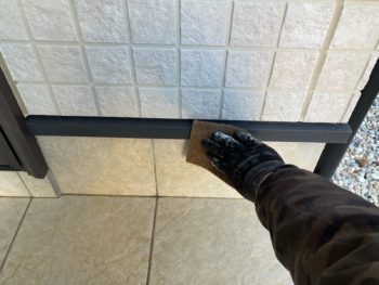 横浜市栄区K様邸水切り塗装前ケレン作業