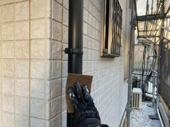 横浜市栄区K様邸竪樋塗装前ケレン作業