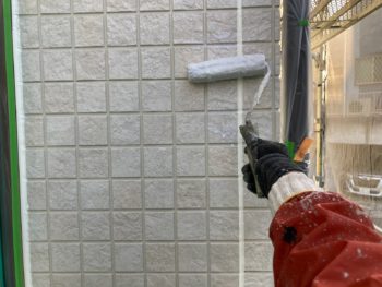 横浜市栄区K様邸超低汚染リファイン艶消1000MS-IR外壁塗装下塗り