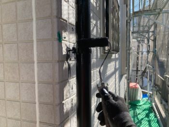 横浜市栄区K様邸竪樋塗装上塗り2回目