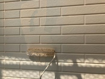 横浜市戸塚区H様邸パーフェクトセラミックトップG外壁塗装上塗り2回目