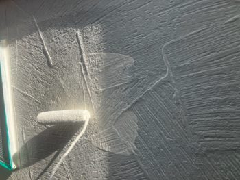 横浜市戸塚区H様邸パーフェクトセラミックトップG外壁塗装上塗り2回目