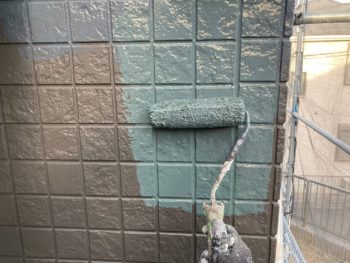 横浜市栄区K様邸超低汚染艶消1000MS-IR外壁塗装上塗り2回目