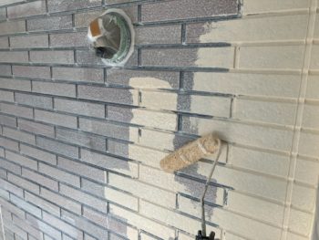 横浜市戸塚区H様邸パーフェクトセラミックトップG外壁塗装上塗り1回目