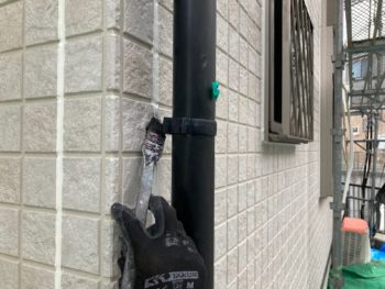 横浜市栄区K様邸竪樋支柱金物錆止め塗装