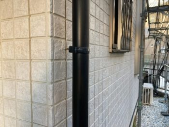 横浜市栄区K様邸竪樋塗装施工前画像