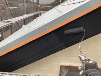 横浜市栄区H様邸破風塗装上塗り2回目