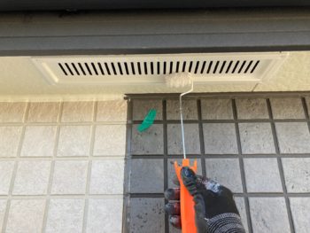 横浜市栄区K様邸軒天換気口塗装上塗り2回目
