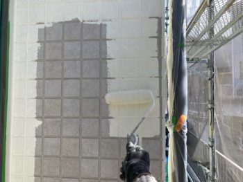 横浜市栄区K様邸超低汚染リファイン艶消1000MS-IR外壁塗装上塗り1回目