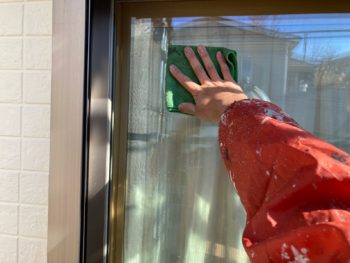 横浜市栄区K様邸外壁塗装後窓清掃作業