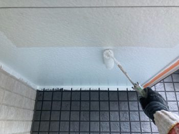 横浜市栄区K様邸軒天塗装上塗り1回目