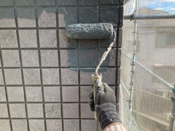 横浜市栄区K様邸超低汚染艶消1000MS-IR外壁塗装上塗り1回目