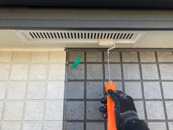 横浜市栄区K様邸軒天換気口塗装上塗り1回目