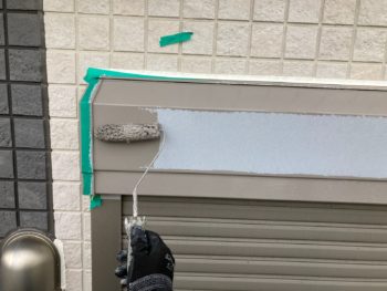 横浜市栄区K様邸シャッターボックス塗装上塗り1回目