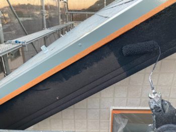 横浜市栄区H様邸破風塗装上塗り1回目