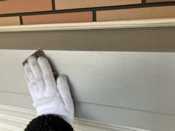 横浜市戸塚区H様邸シャッターボックス塗装前ケレン作業