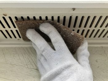 横浜市戸塚区H様邸軒天換気口塗装前ケレン作業