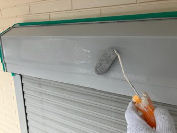 横浜市戸塚区H様邸シャッターボックス塗装上塗り2回目